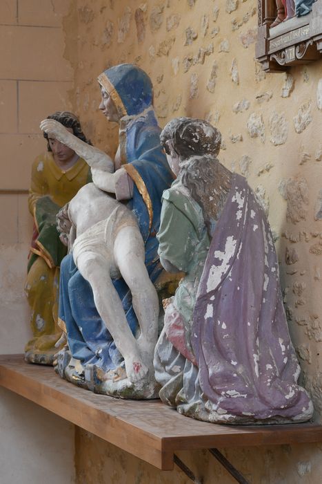 groupe sculpté : Vierge de Pitié, saint Jean, Marie-Madeleine, vue partielle