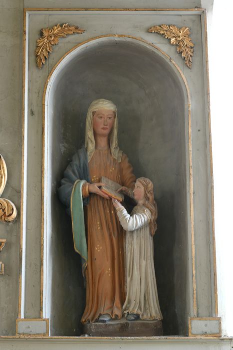 groupe sculpté : Education de la Vierge - © Ministère de la Culture (France), Direction Régionale des Affaires Culturelles de Normandie – Tous droits réservés 