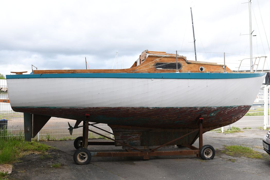 bateau de plaisance : voilier de type amiral dit Tarpon - © Ministère de la Culture (France), Direction Régionale des Affaires Culturelles de Normandie – Tous droits réservés 