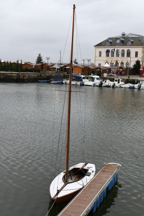 bateau de compétition : monotype de régate hirondelle dite Lily