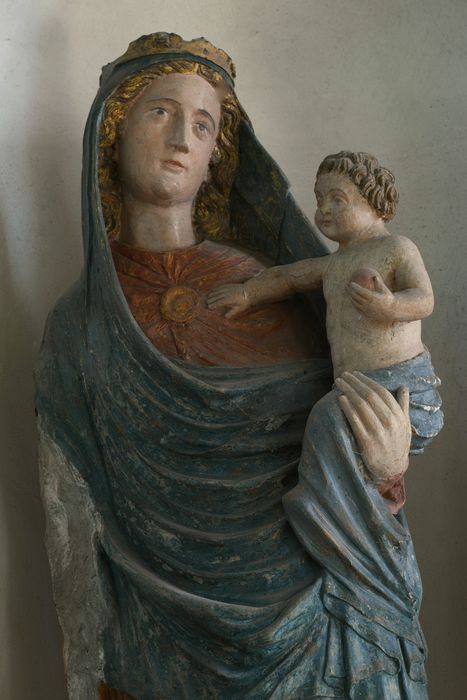 statue : Vierge à l'Enfant dite sainte Radegonde, vue partielle - © Ministère de la Culture (France), Direction Régionale des Affaires Culturelles de Normandie – Tous droits réservés 