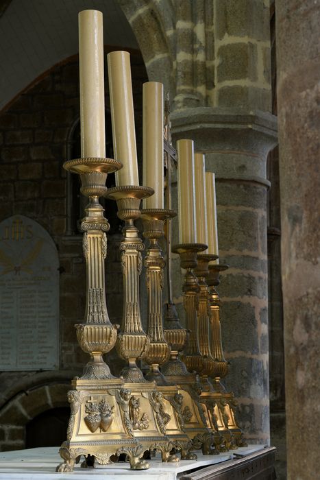 croix d’autel et chandeliers (garniture d’autel)