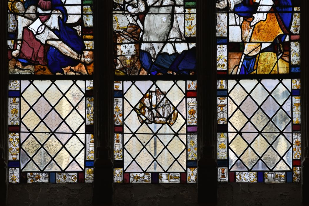 verrière : Vierge de Pitié avec un donateur, détail d’un fragment : Crucifixion (la)