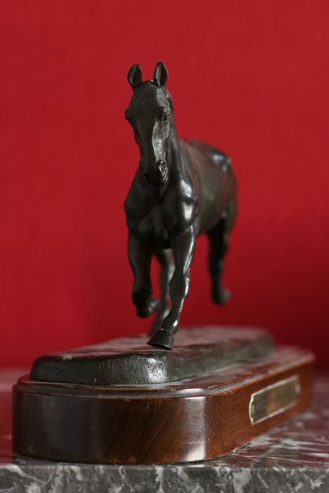 statue (statuette) : Cheval au trot