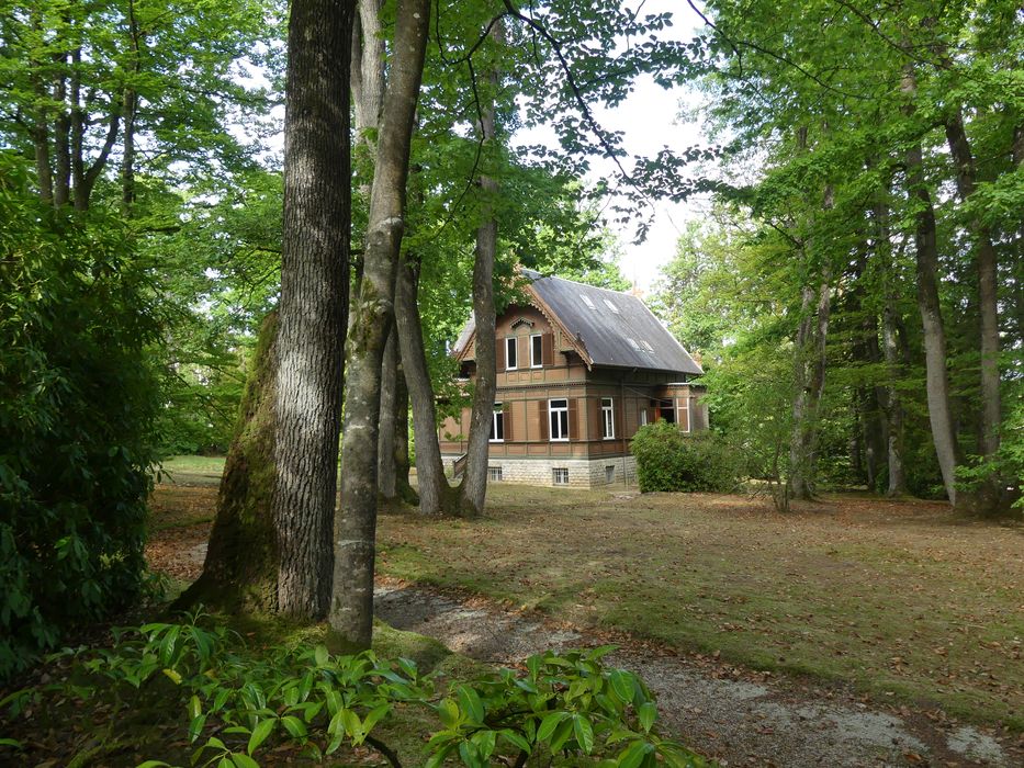 vue partielle de l’habitation dans son environnement depuis le Sud-Est