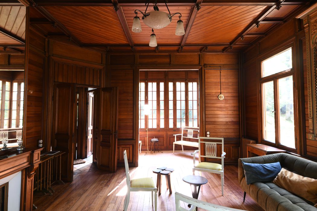salon, vue générale des lambris de revêtement
