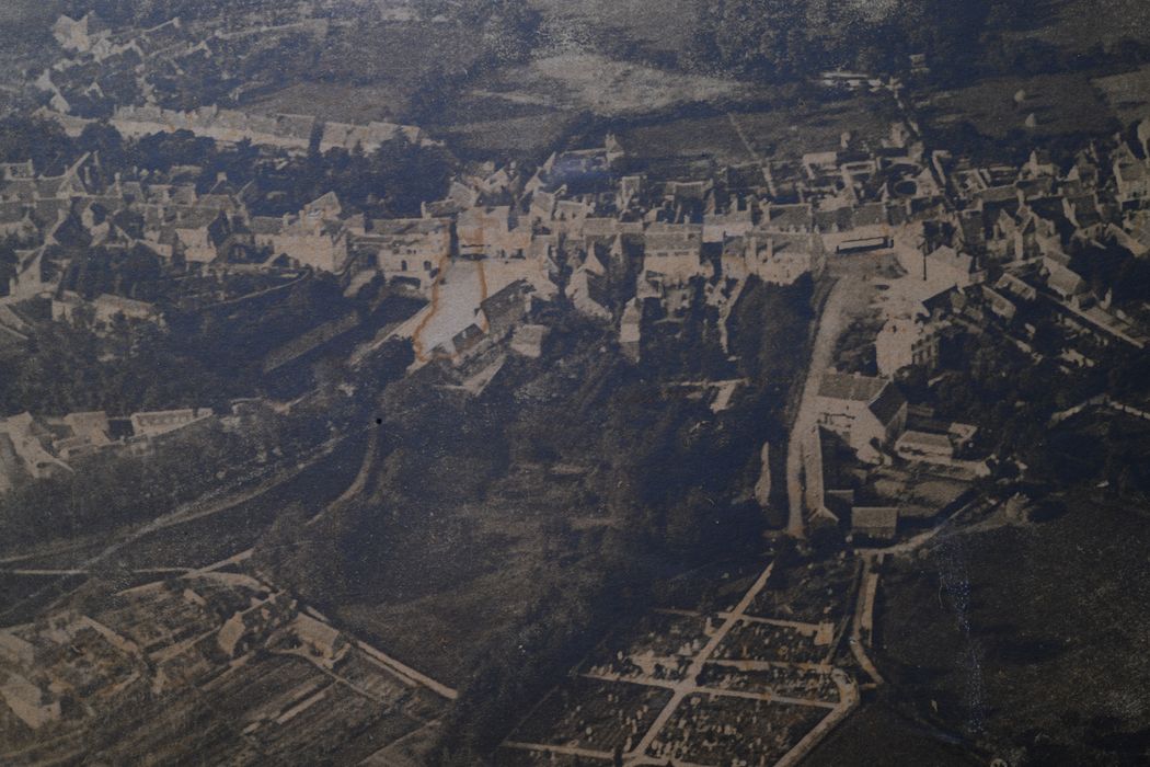 photographie : Vue Aérostatique de Bellême, détail - © Ministère de la Culture (France), Direction Régionale des Affaires Culturelles de Normandie – Tous droits réservés 