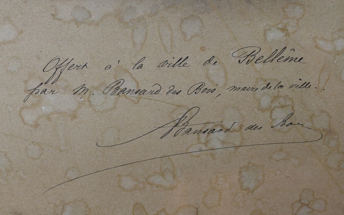 photographie : Vue Aérostatique de Bellême, détail d’une inscription - © Ministère de la Culture (France), Direction Régionale des Affaires Culturelles de Normandie – Tous droits réservés 