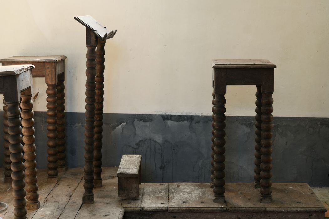 lutrin (pupitre de chantre), tabourets d'église (tabourets d'enfants de choeur) - © Ministère de la Culture (France), Direction Régionale des Affaires Culturelles de Normandie – Tous droits réservés