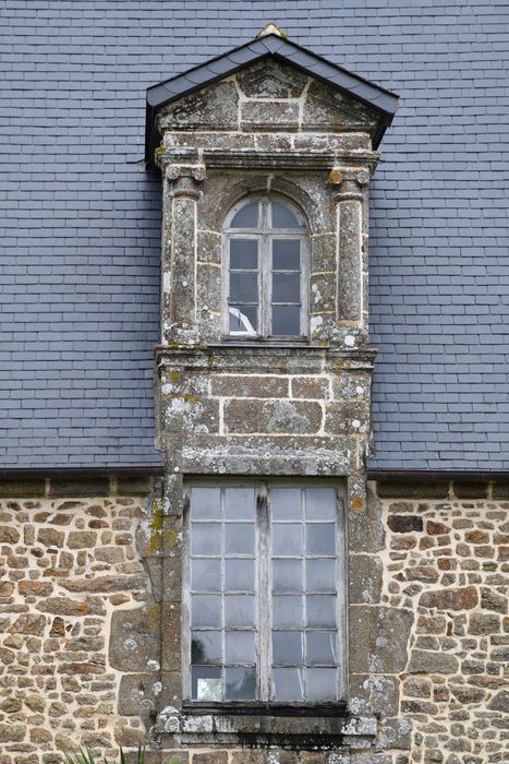 façade sud, travée médiane du pavillon central