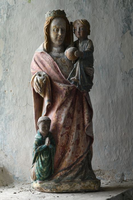 groupe sculpté : Vierge à l'Enfant avec donateur