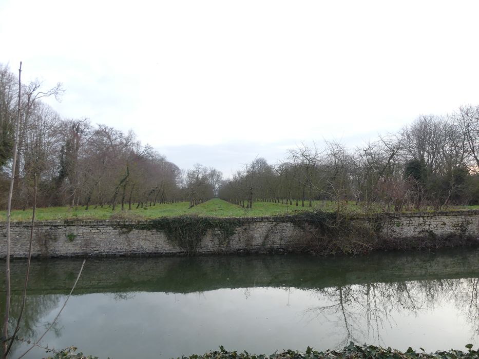 douves est