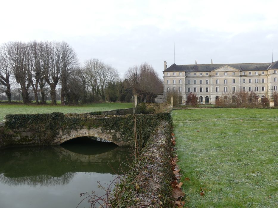 douves est