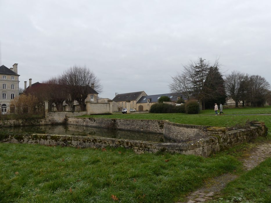 douves est
