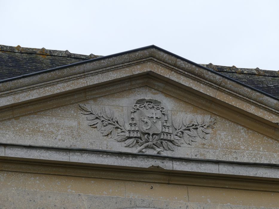 bâtiment nord abritant les anciens réfectoires et la bibliothèque, détail du fronton