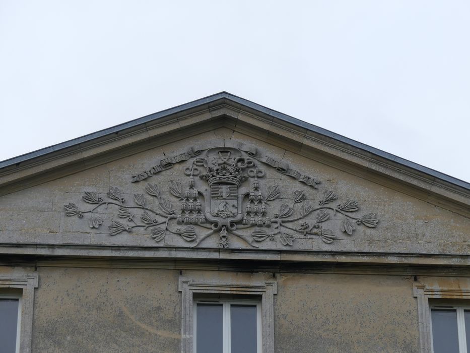 séminaire, façade est, détail du fronton