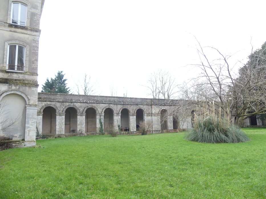 galerie fermant la cour au sud