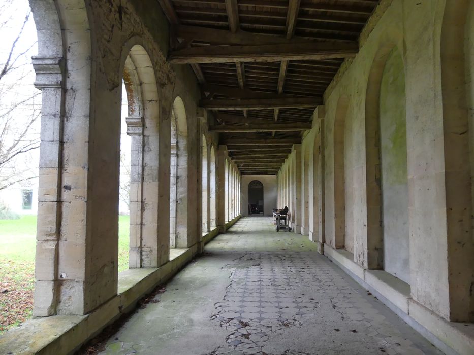 galerie fermant la cour au sud