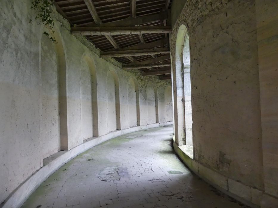 galerie fermant la cour à l’ouest