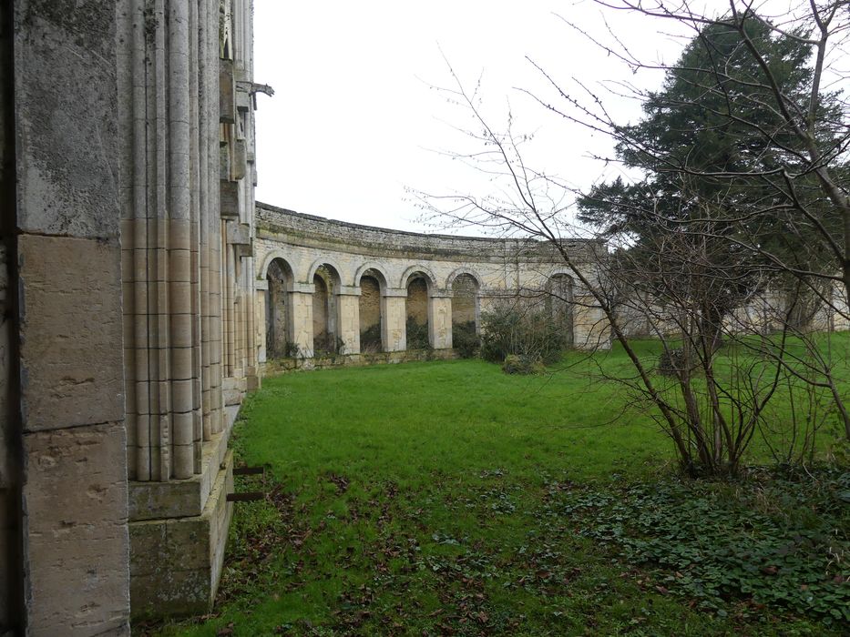 galerie fermant la cour à l’ouest
