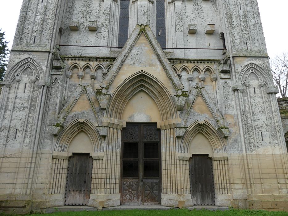 église, portails d’accès est