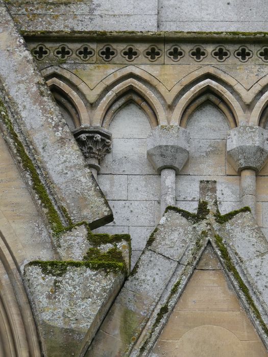 église, façade est, détail du décor d’arcatures aveugles non achevées
