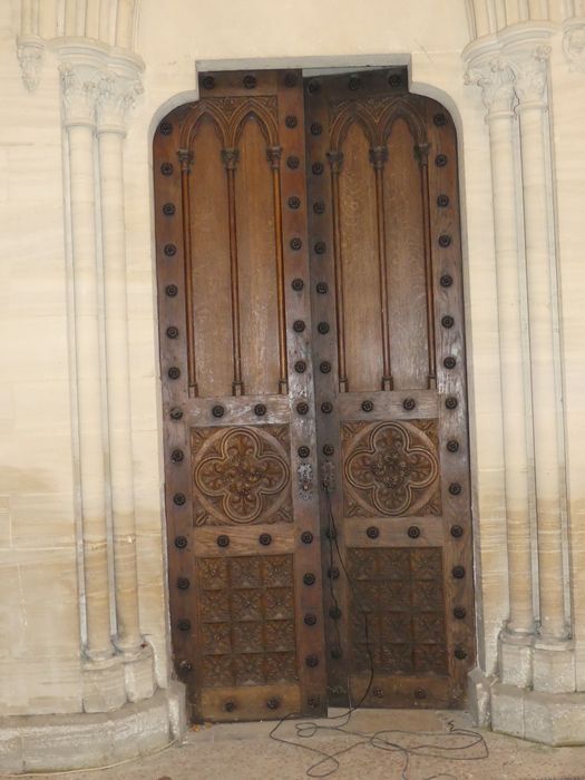 église, détail des vantaux d’une porte