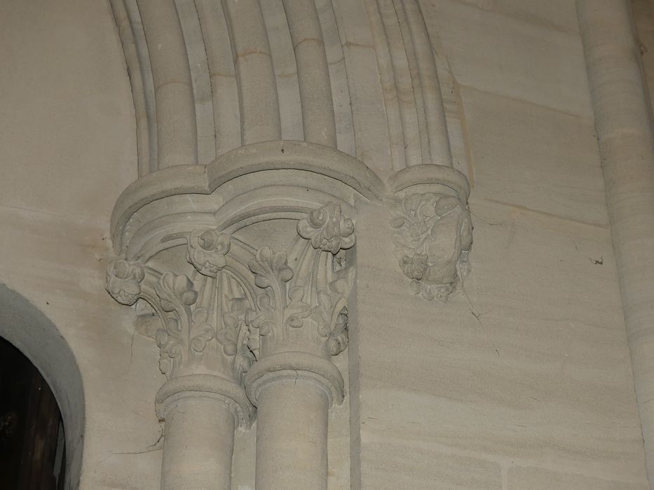 église, détail de chapiteaux sculptés