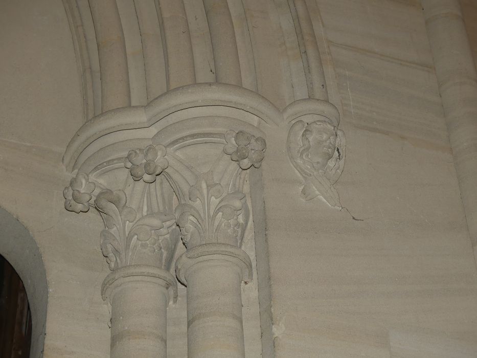 église, détail de chapiteaux sculptés