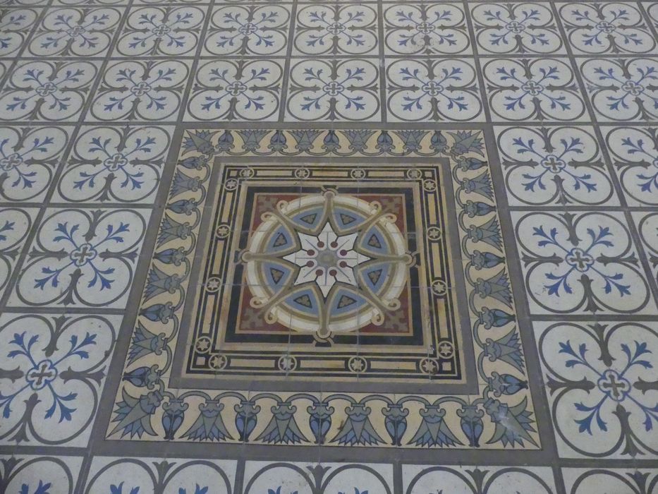 église, pavement de la nef, détail