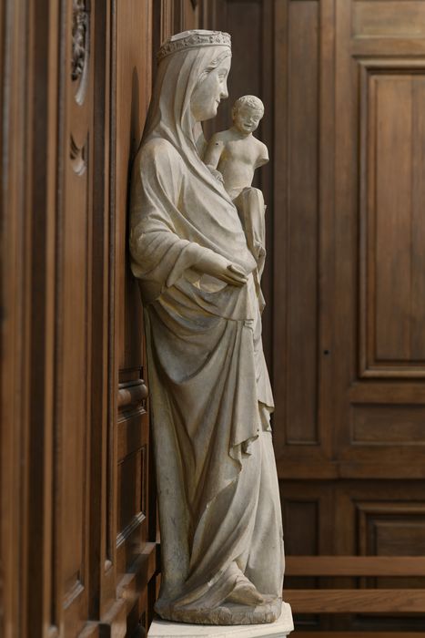 statue : Vierge à l'Enfant, profil droit