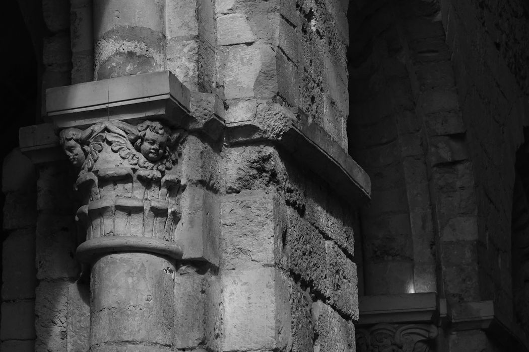 église abbatiale, détail d’un chapiteau sculpté