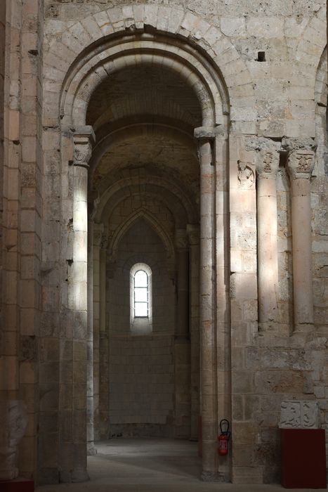 église abbatiale, nef, grande arcade