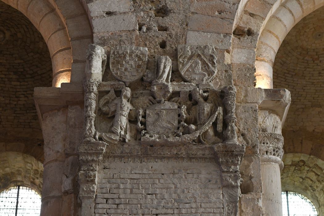 église abbatiale, nef, détail d’un bas-relief armorié