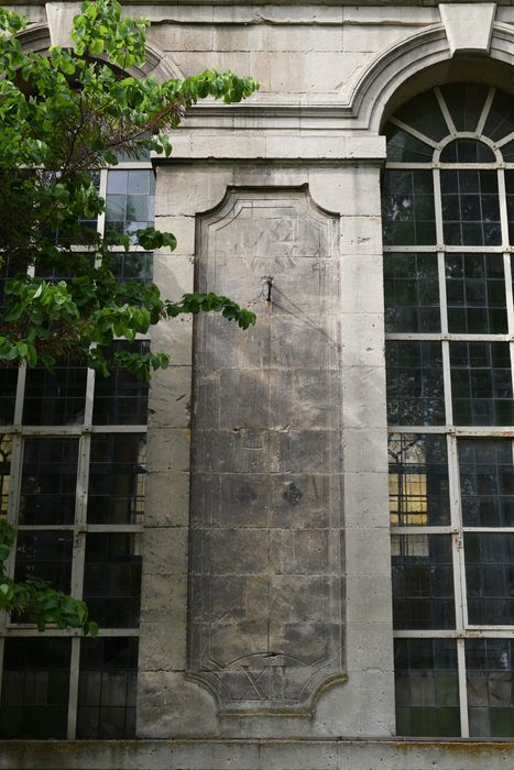 bâtiment abbatial, aile sud, extrémité ouest, détail d’un cadran solaire
