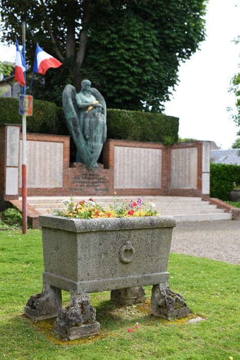 urne au 1er plan du monument