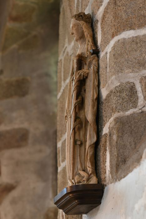 Haut-relief : Sainte Catherine d'Alexandrie, profil gauche