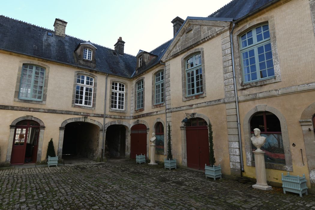 façades nord et ouest sur la cour d’honneur