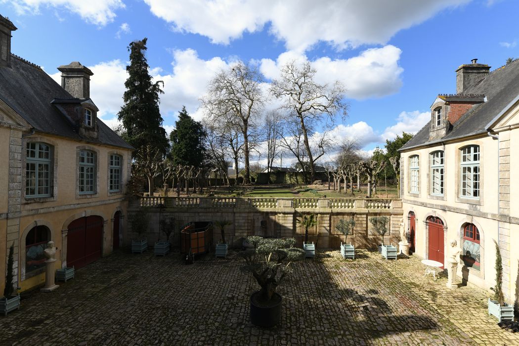 cour d’honneur depuis l’aile est