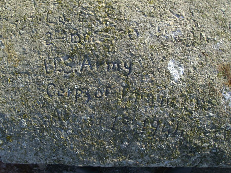 détail de signatures de soldats américains sur le parapet de la jetée sud