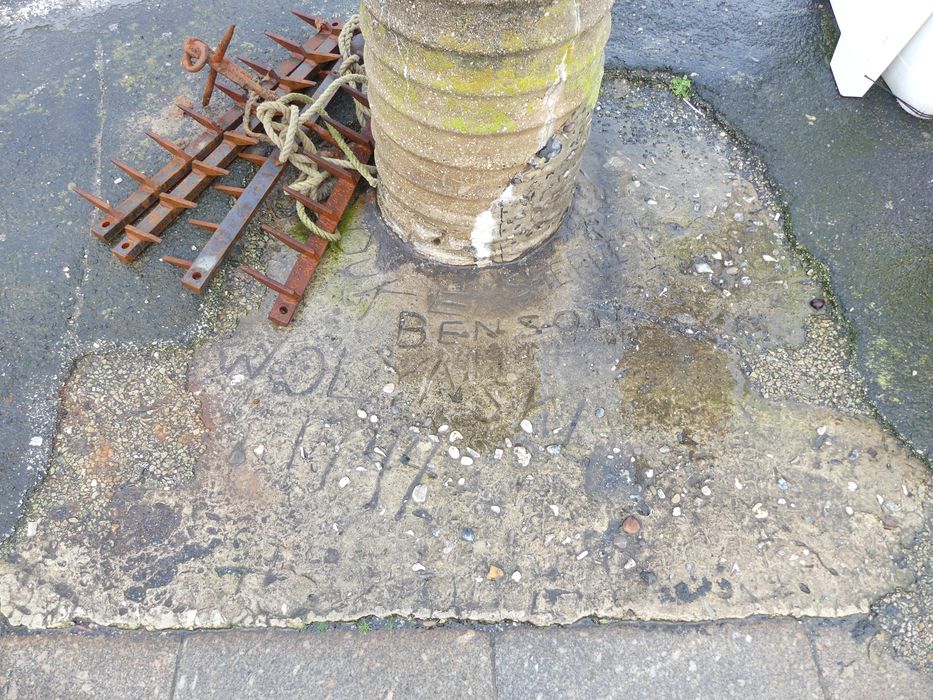 détail des inscriptions à la base d’une bitte d’amarrage