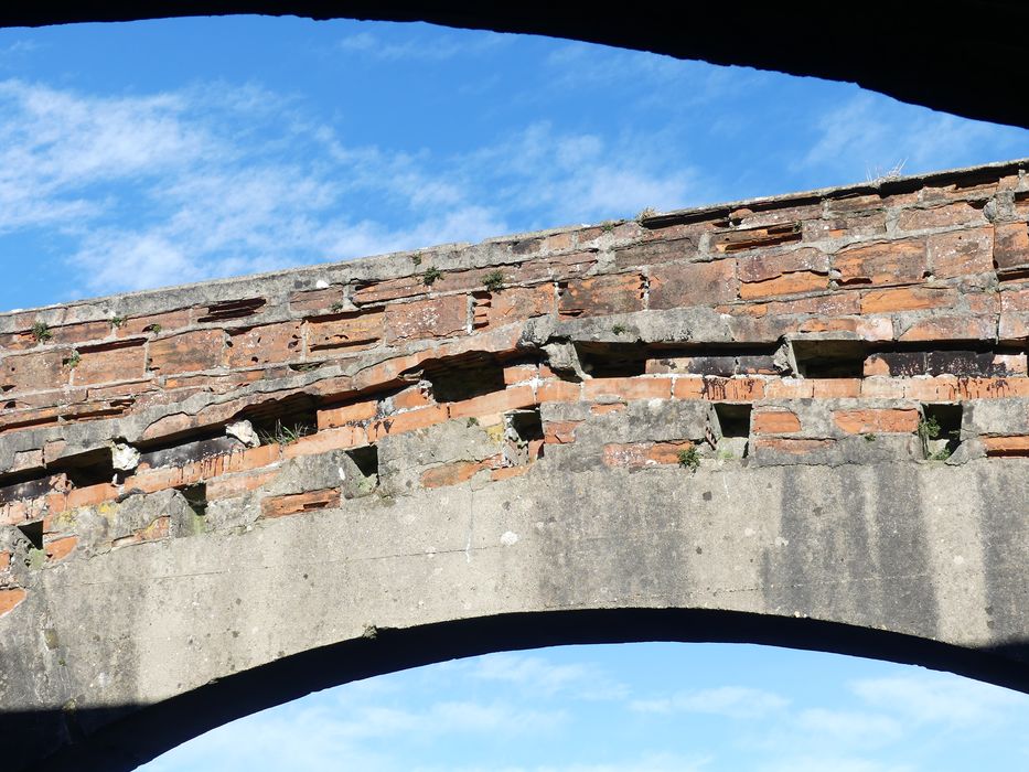 bâtiment amagnétique, détail des maçonneries