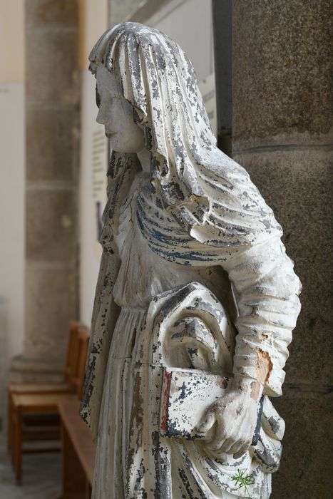 statue : Sainte Anne, profil gauche, vue partielle
