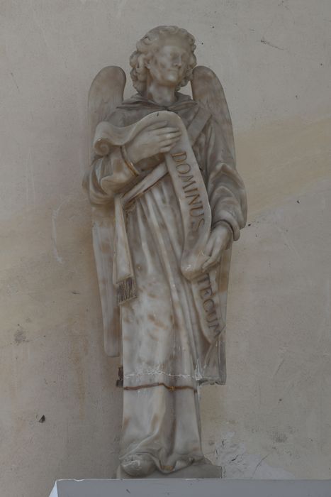 statue (statuette) : Ange tenant un phylactère