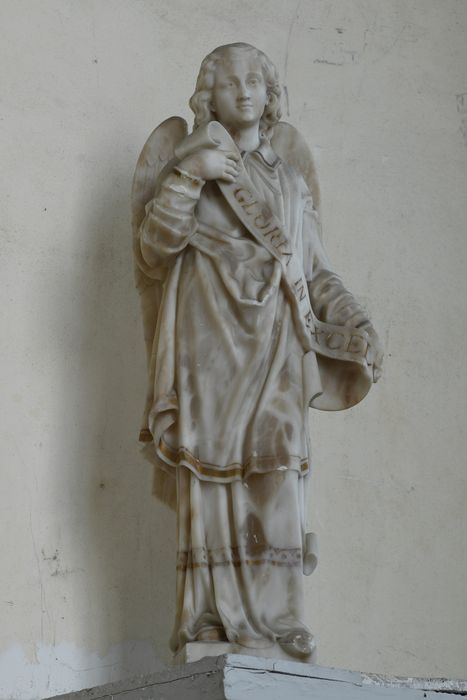 statue (statuette) : Ange tenant un phylactère