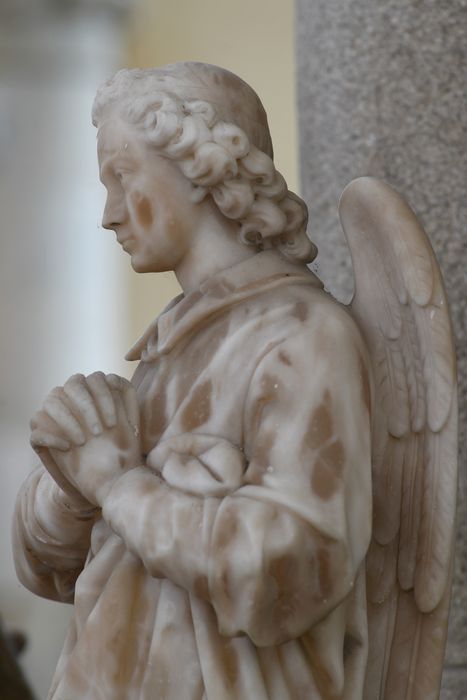 statue (statuette) : Ange tenant un phylactère, vue partielle