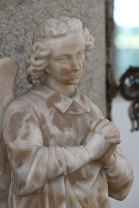 statue (statuette) : Ange tenant un phylactère, vue partielle