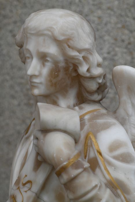 statue (statuette) : Ange tenant un phylactère, vue partielle