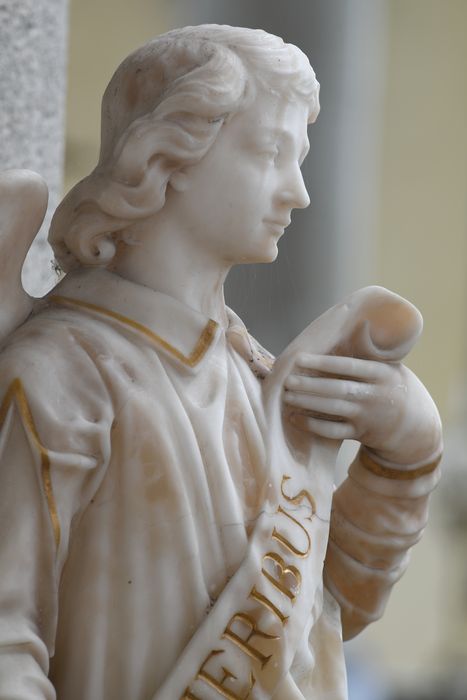 statue (statuette) : Ange tenant un phylactère, vue partielle