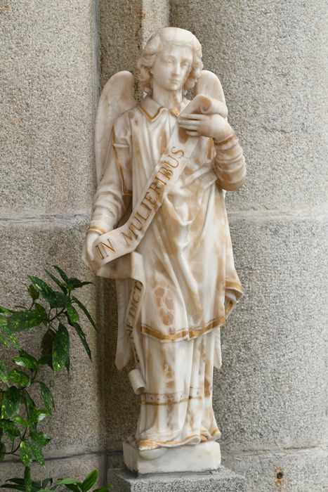statue (statuette) : Ange tenant un phylactère
